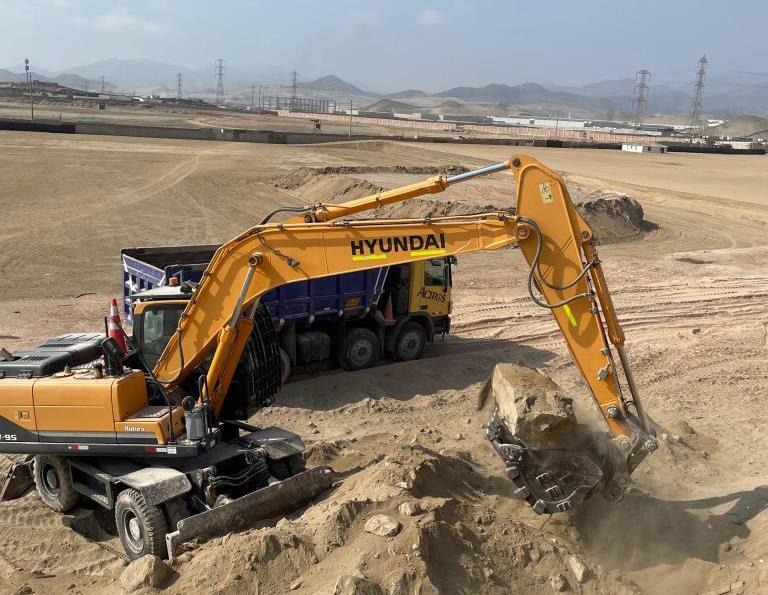 Excavadora en movimiento de tierras